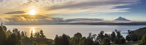 Incroyable Vue Aérienne Lac Rupanco Entouré Par Forêt Pendant Coucher Images De Stock Libres De Droits