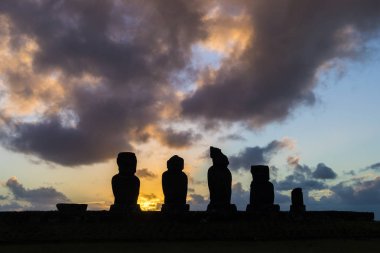 Moais Paskalya adasındaki Ahu Tongariki 'de. Adadaki en büyük ahu 15 moai. 