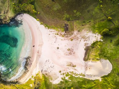 Bir hava görünümüne Kuzey Batı Sahili Easter Island'ın, onun şehir Hanga Roa harika bir sahil şeridi, Rapa Nui, Chile ile ilgilenen