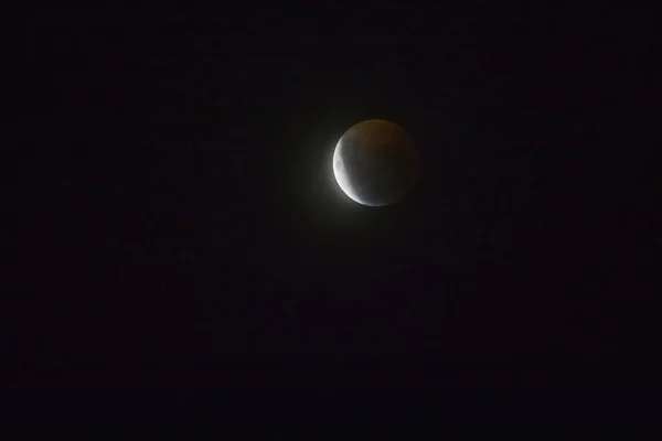 来自智利圣地亚哥市的红色满月日食 从南半球可以看到这个惊人的天文事件 即地球阴影穿过月球表面 使其呈红色和黄色 — 图库照片