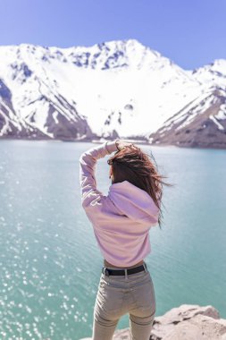 Şaşırtıcı mountain view adlı kız. rüzgarlı dağınık saçlı turkuaz sularında 