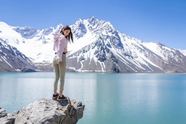 Dívka Úžasné Horské Pozadí Santiagu Chile Město Andách Sněhové Hory — Stock fotografie