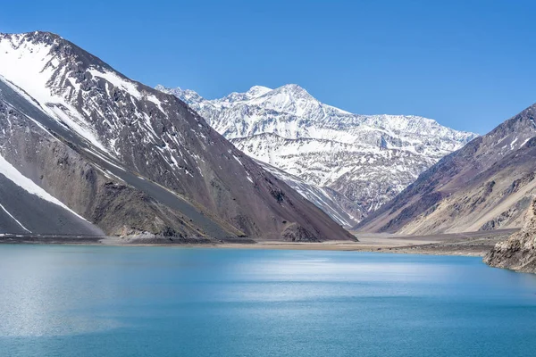 İnanılmaz kar dağları manzarası, And Dağları, dağlar, turkuaz suları olan turkuaz sular, Santiago de Chile şehrine ve Orta And Dağları 'na yakın. 