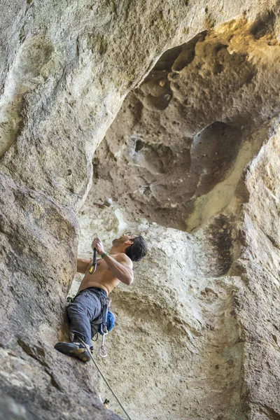 男性登山者が頂上に到達する最後の動き ロック クライミングのカホン マイポ チリのアンデスの山の中 フランス語のクライマー アヌンナキ ルート 動き解決の難易度 — ストック写真