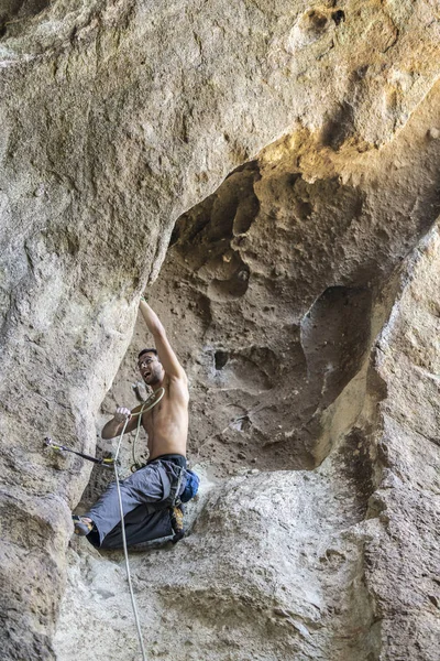 男性登山者が頂上に到達する最後の動き ロック クライミングのカホン マイポ チリのアンデスの山の中 フランス語のクライマー アヌンナキ ルート 動き解決の難易度 — ストック写真