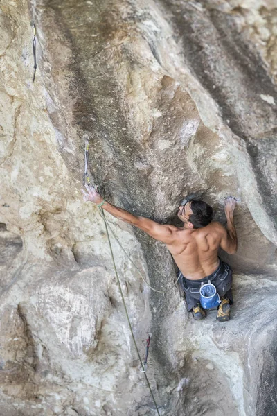 男性登山者が頂上に到達する最後の動き ロック クライミングのカホン マイポ チリのアンデスの山の中 フランス語のクライマー アヌンナキ ルート 動き解決の難易度 — ストック写真