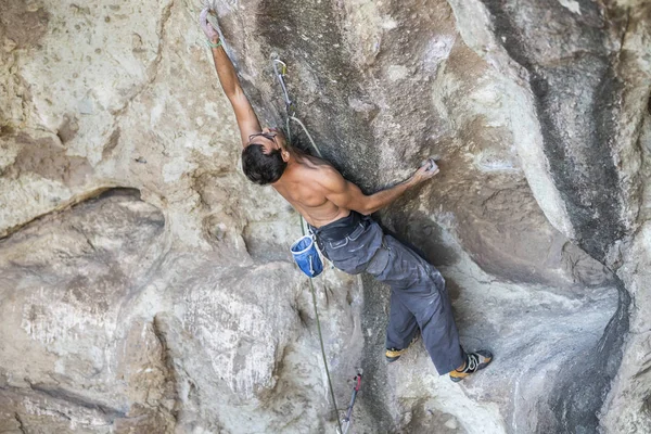 男性登山者が頂上に到達する最後の動き ロック クライミングのカホン マイポ チリのアンデスの山の中 フランス語のクライマー アヌンナキ ルート 動き解決の難易度 — ストック写真