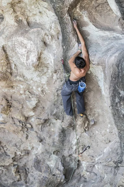 Erkek dagci tarafından zirveye ulaşmak için son hareketleri. İçinde belgili tanımlık Andes dağ Cajon del Maipo, Şili, dağcılık. 