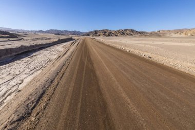 Güneşli bir günde dağların köklerindeki ovanın manzarası