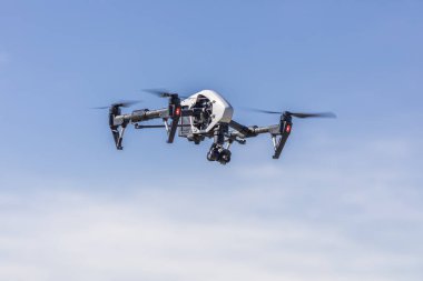 Uçan uçak ve ortophoto ve görsel ve termal kamera ile Pv bitkilerin Termal Analiz için çalışma. UAV güneş, Rüzgar ve hidro yenilenebilir enerji kaynaklarının kolay hava denetimler için kullanılır