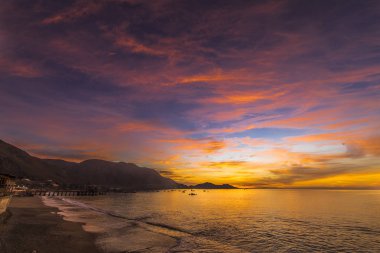 Ufuk çizgisi, Antofagasta Şili ile gitmek için çalışmakla balıkçı tekneleri ile Taltal şehir günbatımında. İnanılmaz bir pastoral plaj manzara önünde Pasifik Okyanusu Atacama Çölü, Chile 
