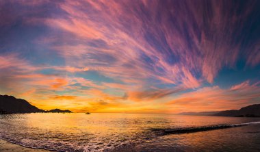 Ufuk çizgisi, Antofagasta Şili ile gitmek için çalışmakla balıkçı tekneleri ile Taltal şehir günbatımında. İnanılmaz bir pastoral plaj manzara önünde Pasifik Okyanusu Atacama Çölü, Chile 