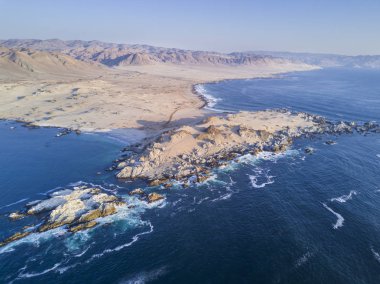 Las Tortolas plaj manzarası Atacama Çölü, bu şaşırtıcı ve pastoral plaj gün batımı ray ışıklar aydınlatmak. Antofagasta bölgesi, Şili, Taltal şehirde bu bir seslenmek 