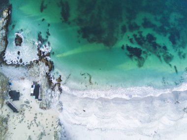 Las Tortolas plaj manzarası Atacama Çölü, bu şaşırtıcı ve pastoral plaj gün batımı ray ışıklar aydınlatmak. Antofagasta bölgesi, Şili, Taltal şehirde bu bir seslenmek 