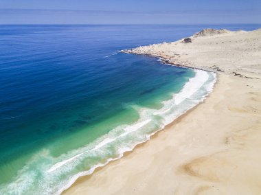 Las Tortolas plaj manzarası Atacama Çölü, bu şaşırtıcı ve pastoral plaj gün batımı ray ışıklar aydınlatmak. Antofagasta bölgesi, Şili, Taltal şehirde bu bir seslenmek 