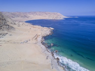 Las Tortolas plaj manzarası Atacama Çölü, bu şaşırtıcı ve pastoral plaj gün batımı ray ışıklar aydınlatmak. Antofagasta bölgesi, Şili, Taltal şehirde bu bir seslenmek 