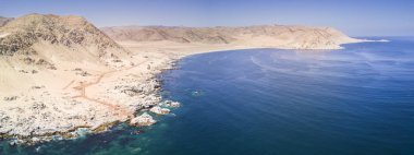 Las Tortolas plaj manzarası Atacama Çölü, bu şaşırtıcı ve pastoral plaj gün batımı ray ışıklar aydınlatmak. Antofagasta bölgesi, Şili, Taltal şehirde bu bir seslenmek 