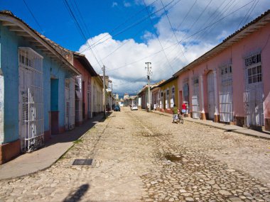 Trinidad 'ın Küba' daki inanılmaz taş kaldırımları. Eski Trinidad kasabasının cennet manzarası karşısında hayrete düşerek tarihte başka bir çağa geçmek. Koloni evleri, taş sokaklar, kablolar
