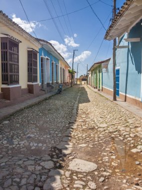 Trinidad 'ın Küba' daki inanılmaz taş kaldırımları. Eski Trinidad kasabasının cennet manzarası karşısında hayrete düşerek tarihte başka bir çağa geçmek. Koloni evleri, taş sokaklar, kablolar