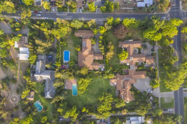 Santiago de Chile şehir sokakları, mahalleler, güzel hatları, kareler, yüzme havuzları havadan izleme şaşırtıcı ve Doğu Santiago Villaları şaşırtıcı. Yukarıda güzel bir kentsel planlama görünüm