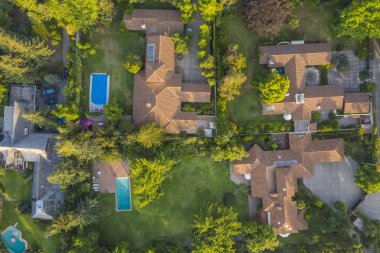 Santiago de Chile şehir sokakları, mahalleler, güzel hatları, kareler, yüzme havuzları havadan izleme şaşırtıcı ve Doğu Santiago Villaları şaşırtıcı. Yukarıda güzel bir kentsel planlama görünüm