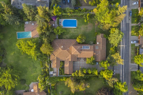 Santiago de Chile şehir sokakları, mahalleler, güzel hatları, kareler, yüzme havuzları havadan izleme şaşırtıcı ve Doğu Santiago Villaları şaşırtıcı. Yukarıda güzel bir kentsel planlama görünüm