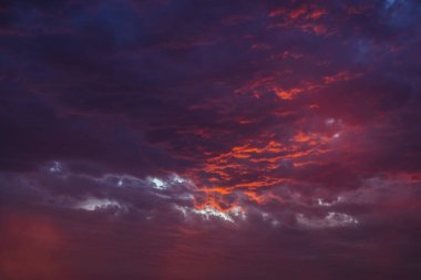 Bulutların üzerinde gökyüzü çizgiler ve oluşumları şaşırtıcı bir görünümü ile farklı ışık ve renkler bir huşu Doğal dokulu deseni renk ve gaz renkli bulutlar tarafından oluşturulan formları oluşturma