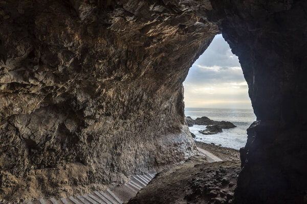 Знаменитое туристическое направление Куэвас-де-Ансота (Anzota Caves). Удивительный скала ходить по водам Тихого океана с трепетом пещеры с огромными окнами на море. Прекрасный и фантастический пейзаж