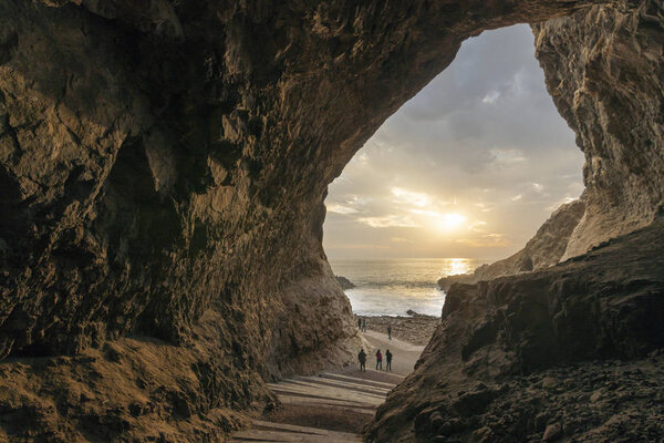 Знаменитое туристическое направление Куэвас-де-Ансота (Anzota Caves). Удивительный скала ходить по водам Тихого океана с трепетом пещеры с огромными окнами на море. Прекрасный и фантастический пейзаж