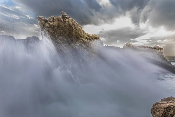 Kracht Van Zee Crashen Kliffen Maken Verbazingwekkende Abstracte Weergaven Uitzien — Stockfoto
