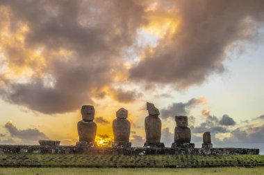 Ahu Vau Uri ya da Ahu Tahai, komşusu Moai yüzünden. İnanılmaz bir gün batımı, belki de adanın en iyisi..