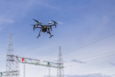 Uçan uçak ve ortophoto ve görsel ve termal kamera ile Pv bitkilerin Termal Analiz için çalışma. UAV güneş, Rüzgar ve hidro yenilenebilir enerji kaynaklarının kolay hava denetimler için kullanılır