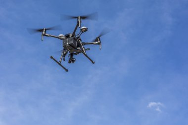 Uçan uçak ve ortophoto ve görsel ve termal kamera ile Pv bitkilerin Termal Analiz için çalışma. UAV güneş, Rüzgar ve hidro yenilenebilir enerji kaynaklarının kolay hava denetimler için kullanılır