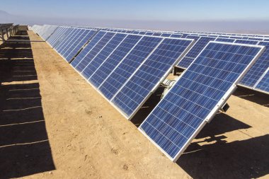 Güneş enerjisi, Co2 emisyonlarını azaltmak için temiz teknoloji. Güneş enerjisi için en iyi yer, kuzey Şili Atacama Çölü var. Güneş gibi yenilenebilir kaynakları ile temiz enerji için güneş enerjisi üreten