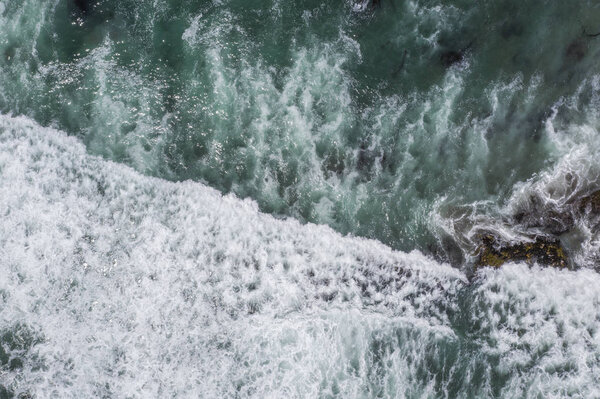 Сценарий на пляже Маттео, волны, приходящие с Тихого океана, освещенные капризным небом во время света.