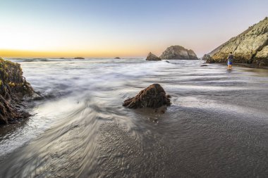 Bir şaşırtıcı dokulu doğal desen Pasifik Okyanusu, gelgit gelen ve Şili kıta arazi içinde kayalar çökmesini su. Bir huşu doğal beyaz ve siyah doğa desen