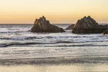 Güneş, Pasifik Okyanusu 'nun ortasındaki bir su ufkunun altında batar. Alacakaranlıkla birlikte Santiago de Chile şehrinin yakınlarındaki Puertecillo adlı vahşi bir plajda muhteşem ve renkli bir manzara oluşur.