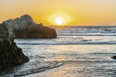 Güneş, Pasifik Okyanusu 'nun ortasındaki bir su ufkunun altında batar. Alacakaranlıkla birlikte Santiago de Chile şehrinin yakınlarındaki Puertecillo adlı vahşi bir plajda muhteşem ve renkli bir manzara oluşur.