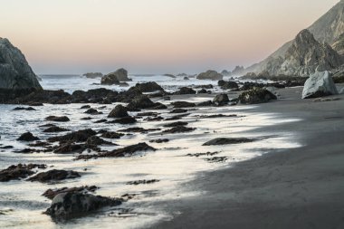 Güneş, Pasifik Okyanusu 'nun ortasındaki bir su ufkunun altında batar. Alacakaranlıkla birlikte Santiago de Chile şehrinin yakınlarındaki Puertecillo adlı vahşi bir plajda muhteşem ve renkli bir manzara oluşur.