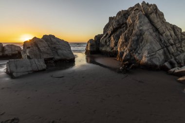 Güneş, Pasifik Okyanusu 'nun ortasındaki bir su ufkunun altında batar. Alacakaranlıkla birlikte Santiago de Chile şehrinin yakınlarındaki Puertecillo adlı vahşi bir plajda muhteşem ve renkli bir manzara oluşur.