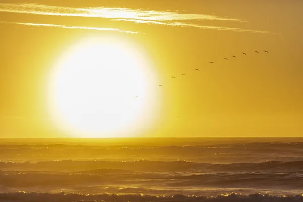 マタンザビーチの牧歌的な風景 夕暮れ時の穏やかな空に照らされた太平洋からの波 — ストック写真