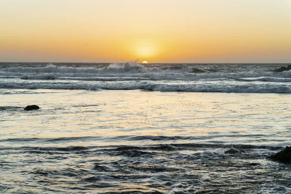 Солнце Опускается Ниже Водной Глади Посреди Тихого Океана Создавая Чудесный — стоковое фото
