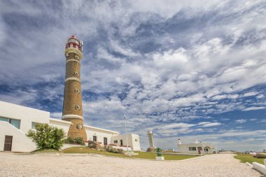 Güneşli bir günde Cabo Polonio yakınlarındaki deniz feneri manzarası, Uruguay  