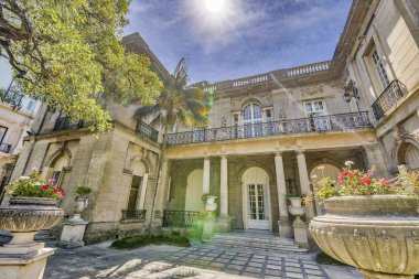 Güneşli yaz gününde eski güzel binanın manzarası 