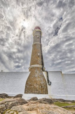 Güneşli bir günde Cabo Polonio yakınlarındaki deniz feneri manzarası, Uruguay  