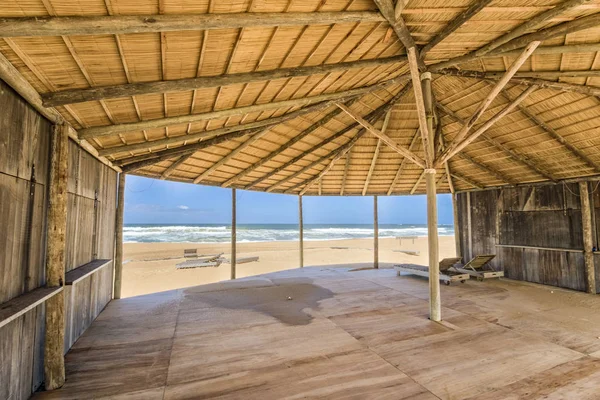 Güneş doğarken Cabo Polonio yakınlarındaki kumlu sahil kıyısında ahşap bina, Uruguay 