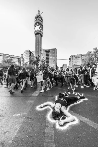 Lány Tiltakozó Fekszel Utcai Aszfalton Nemzetközi Nőnap Nap Március Santiago — Stock Fotó