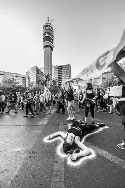 Lány Tiltakozó Fekszel Utcai Aszfalton Nemzetközi Nőnap Nap Március Santiago — Stock Fotó