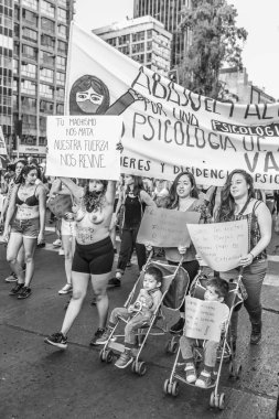 Kadınlar günü 8 m Santiago de Chile sırasında çocuklarını taşıyan kadınlar protestocu. Şehir: Santiago ülke: Şili tarihi: 8 Mart 2019