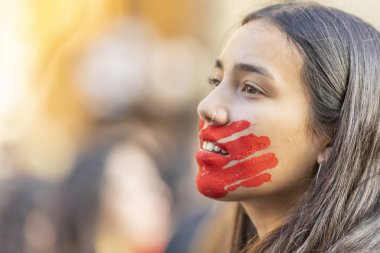 Kadın gövdeli boya sırasında kadınlar günü Santiago de Chile şehrinde 8m: Santiago ülke: Şili tarihi: 8 Mart 2019 